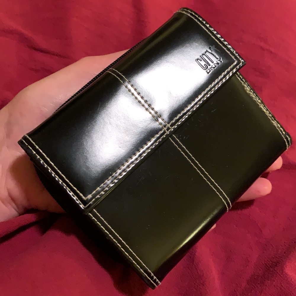 🔥DONNA KARAN CITY DKNY patent wallet purse